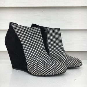 Madden Girl Houndstooth Wedge Size 10